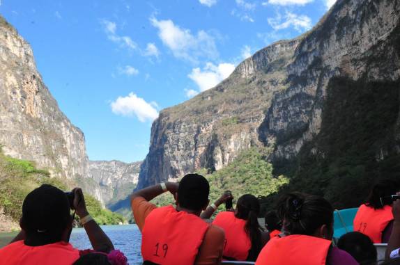 Nossa lancha chega ao Canyon del Sumidero, em Chiapa del Corso, no México